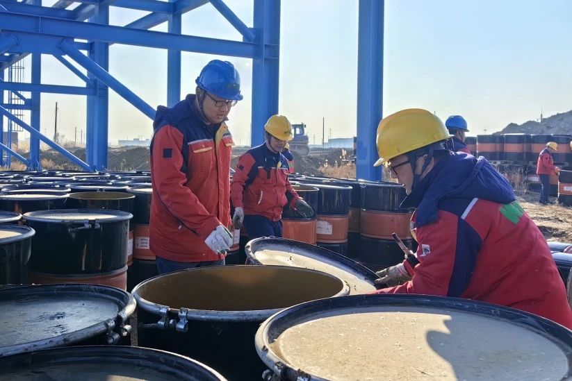 沈阳聚鼎机器人制造有限责任公司(WAP站)東營(ying)闆塊組織開展(zhan)振華化工火炬(jù)區廢舊物品清(qing)理會戰
